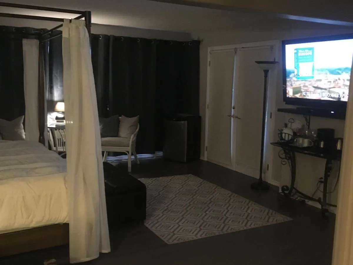 Long Lake Waterfront Bed And Breakfast Nanaimo Bed & Breakfast
