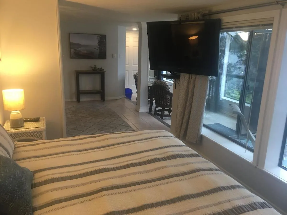 Long Lake Waterfront Bed And Breakfast Nanaimo Bed & Breakfast